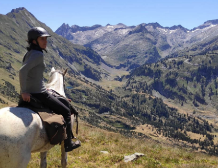 a cheval dans les Pyrenees en Espagne