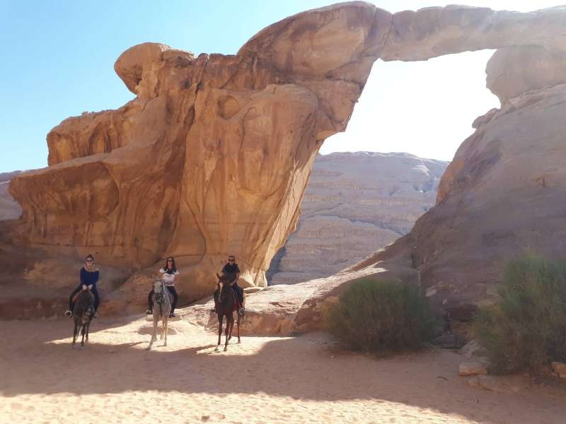 à cheval dans le wadi rum en Jordanie