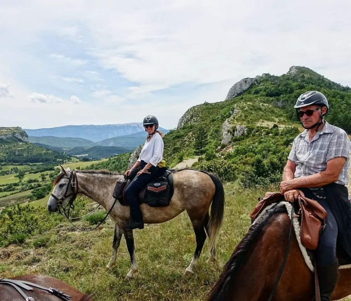 a cheval dans la drome