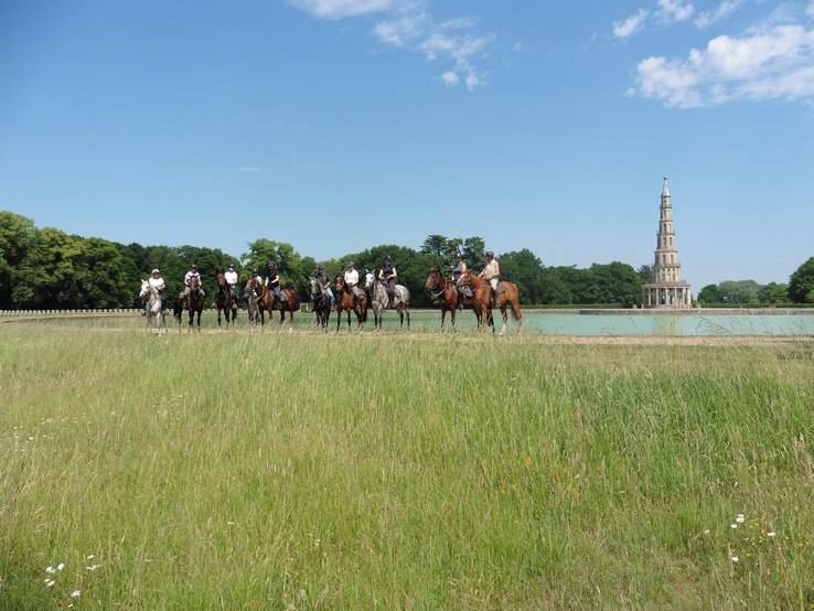 chateaux de la loire a cheval