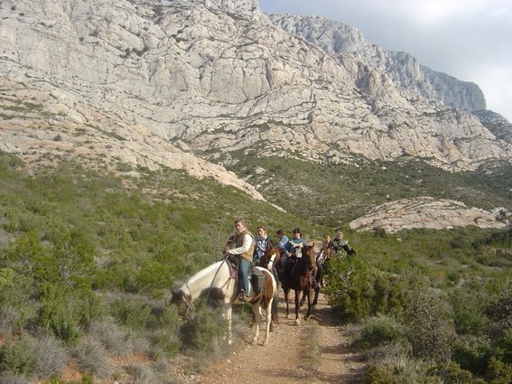 montagne sainte victoire a cheval